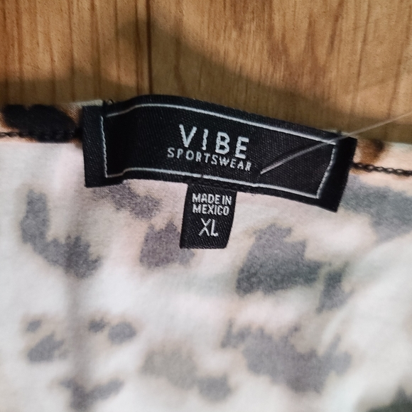 NWOT- LEOLARD PRINT V-NECK BY VIBE - Picture 2 of 8